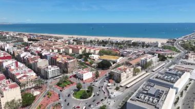Valencia Valencia 'daki Las Arenas Plajı İspanya Topluluğu. Şehir Plajı. Bay Water Sahnesi. Şehir merkezinde. Valencia Valencia 'daki Las Arenas Plajı İspanya Topluluğu. Huzurlu Manzara.