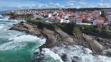 Lizbon 'un Sintra bölgesindeki sahil köyü. Sahil Skyline. Doğa manzarası. Yaz Gezisi. Lizbon 'un Sintra bölgesindeki sahil köyü. Tropikal Manzara.