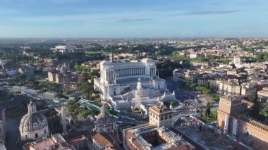 Lazio İtalya 'daki Venedik Meydanı. Kültür Mirası. Güzel Ortaçağ Sarayı. Lazio İtalya 'daki Venedik Meydanı. Şehir peyzajı. Anavatan Anıtı 'nın sunağı. Roma Skyline.