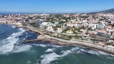 Cascais Skyline Lizbon 'un Cascais bölgesinde. Plaj manzarası. Turizm Tarihi Yer. Şehir manzarası sahnesi. Cascais Skyline Lizbon 'un Cascais bölgesinde..