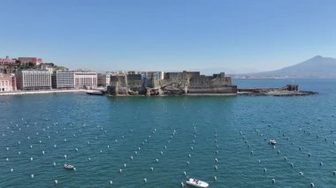 İtalya 'nın Napoli kentindeki Dell Ovo Kalesi. Şehir merkezindeki şehir manzarası. Napoli Körfezi manzarası. İtalya 'nın Napoli kentindeki Dell Ovo Kalesi. Ortaçağ Kalesi. Skyline Ortaçağ Binası. İtalya Manzarası.