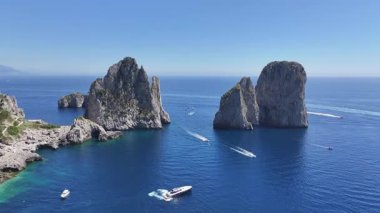 Faraglioni, Napoli, İtalya 'da Capri' de. Ada manzarası. Turizm Tarihi Yer. Faraglioni, Napoli, İtalya 'da Capri' de. Napoli Körfezi Skyline. Kültür Mirası Sahili. Cennet Capri Adası.
