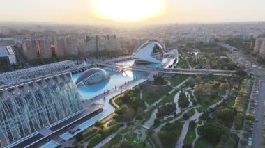 Valence Community İspanya 'da Valencia Skyline' da günbatımı. Fütürist Binalar. Şehir merkezindeki şehir manzarası. Valence Community İspanya 'da Valencia. Günbatımı Skyline. Sanat Müzesi..