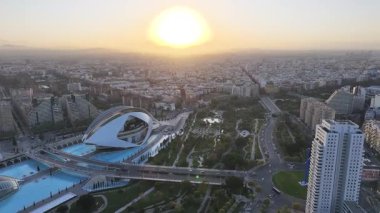Valencia, Valenciana İspanya 'daki Bilim Müzesi' nde Günbatımı. Gelecekçi Şehir Manzarası. Bilim Müzesi. Valencia, Valenciana İspanya 'da. Turizm Tarihi Yer. Günbatımı Skyline.