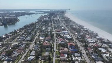 Clearwater Skyline, Florida 'da, ABD' de. Plaj manzarası. Şehir merkezinde. Çarpıcı şehir manzarası. Clearwater Skyline, Florida 'da, ABD' de. Sis Sabahı.