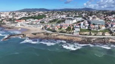 Lizbon 'un Cascais bölgesindeki Tamariz Plajı. Coastal City. Rıhtım manzarası. Plaj manzarası. Lizbon 'un Cascais bölgesindeki Tamariz Plajı.