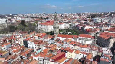 Porto Portekiz 'in Porto bölgesindeki Clerigos Kulesi. Şehir merkezindeki şehir manzarası. Din sembolü. Ortaçağ Binası. Portekiz, Porto Bölgesi 'ndeki Clerigos Kulesi. Lizbon Meydanı.