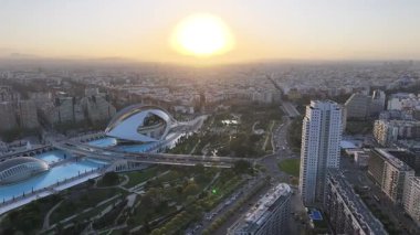 Valencia 'nın Valencia şehrinde günbatımında Valenciana İspanya' da. Gelecekçi Şehir Manzarası. Bilim Müzesi. Valencia, Valenciana İspanya 'da. Turizm Tarihi Yer. Günbatımı Skyline.