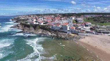 Portekiz 'in Lizbon bölgesindeki Sintra' da Apple Beach. Plaj manzarası. Doğa Deniz Burnu. Seyahat güzergahı. Portekiz 'in Lizbon bölgesindeki Sintra' da Apple Beach. Turkuaz Su.