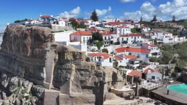 Azenhas Lizbon 'un Sintra bölgesindeki Mar Plajı' nda oynuyor. Coastal City. Doğa manzarası. Plaj manzarası. Azenhas Lizbon 'un Sintra bölgesindeki Mar Plajı' nda.