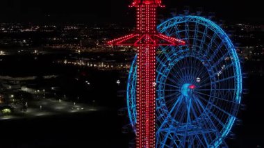 Florida 'daki Orlando' da dönme dolap. Aydınlatılmış Lunapark. Evrensel Orlando Sahnesi. Şehir Gecesi Sahnesi. Orlando Birleşik Devletleri. Florida 'da Orlando' da Dönme Dolap.