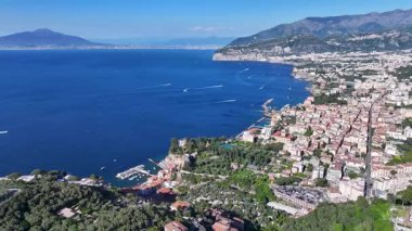 Sorrento Sahili, Sorrento, Napoli İtalya. Plaj manzarası. Dev Uçurumlar Sahnesi. Napoli İtalya 'da Sorrento Sahili. Ortaçağ Şehir Skyline 'ı. Napoli Körfezi Akdeniz. Amalfi Sahil Skyline.