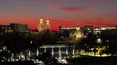 Tampa 'daki Sunset Üniversitesi Florida' da. Şehir merkezinde aydınlandı. Sunset City Peyzajı. Tampa Florida 'da, Birleşik Devletler. Üniversite Bölgesi. Ortaçağ İnşa Sahnesi.
