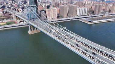 New York 'ta Manhattan' daki Brooklyn Köprüsü. Highrise Binaları Sahnesi. Köprü manzarası. New York 'taki Brooklyn Köprüsü. Şehir Merkezi Şehir Manzarası.