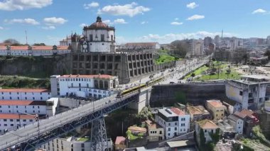 Porto Portekiz 'in Porto bölgesindeki I. Luis Köprüsü. Şehir merkezi manzarası. Kültür Mirası. Toplu taşıma sahnesi. Portekiz, Porto 'da Luis Köprüsü. Turizm Tarihi Yer.