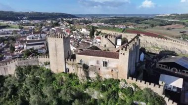 Portekiz 'in Leiria bölgesindeki Obidos Şatosu' nda. Tarihi Köy. Ortaçağ mirası. Göz kamaştırıcı manzara. Portekiz 'in Leiria bölgesindeki Obidos Şatosu' nda. Eski Şehir Manzarası.