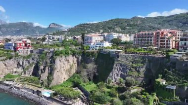 Sorrento Sahili, Napoli İtalya Sorrento. Coastal City. Rıhtım manzarası. Napoli İtalya 'daki Sorrento Plajı. Plaj manzarası. Ortaçağ Binaları. Sorrento Skyline. Amalfi Sahili.