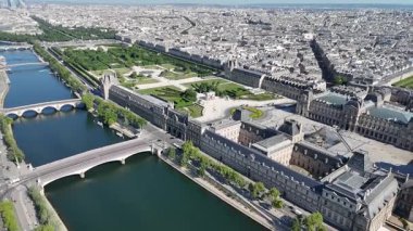Fransa 'da Paris' teki Louvre Müzesi. Louvre Piramidi. Paris Skyline Sahnesi. Fransa 'nın Ile şehrindeki Paris Louvre Müzesi' nde. Güzel Atlıkarınca. Turizm Tarihi Yer.