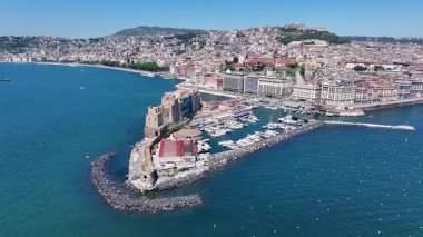 Napoli Skyline Campania İtalya 'da Napoli' de. Şehir merkezindeki şehir manzarası. Napoli Körfezi manzarası. Napoli Skyline Campania İtalya 'da. Güzel Skyline. Sahil şeridi manzarası. Marina Peyzajı.