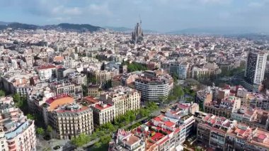 Barcelona Skyline Katalonya İspanya 'da. Highrise Binaları Sahnesi. Şehir merkezindeki şehir manzarası. Barselona Katalonya İspanya 'da. Catalunya Skyline. Bölgesel Hava Görünümü.