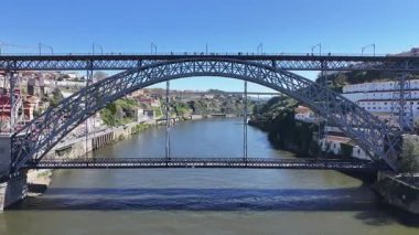 Portekiz 'in Porto bölgesindeki Luis Köprüsü. Şehir merkezindeki şehir manzarası. Demiryolu Köprüsü. Demiryolu Sahnesi. Portekiz, Porto 'da Luis Köprüsü. Turizm Tarihi Yer.