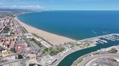 Valence Community İspanya 'daki Las Arenas Plajı. Çarpıcı şehir manzarası. Plaj manzarası. Highrise Binaları. Valence Community İspanya 'daki Las Arenas Plajı. Doğa Arkaplanı.