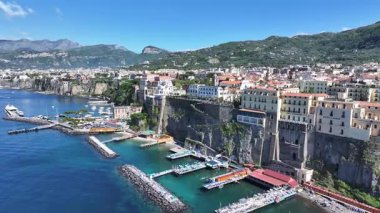 İtalya 'nın Napoli şehrinde Sorrento Skyline. Plaj manzarası. Turizm Tarihi Yer. İtalya 'nın Napoli şehrinde Sorrento Skyline. Tarihsel Şehir Manzarası. Salerno Körfezi Skyline. Akdeniz.