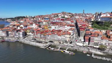Porto Portekiz 'in Porto bölgesindeki Ribeira Rıhtımı. Şehir merkezinde. Ortaçağ Binaları. Tarihi Şehir Sahnesi 'nde. Portekiz, Porto bölgesindeki Ribeira Rıhtımı. Turizm Simgeleri.