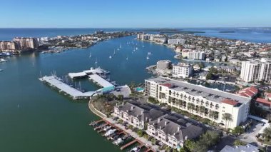 Clearwater Skyline, Florida 'da, ABD' de. Plaj manzarası. Liman Koyu Sahnesi. Şehir merkezinde. Clearwater Skyline, Florida 'da, ABD' de. İnanılmaz Şehir Manzarası.