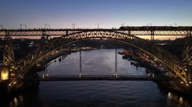 Porto Portekiz 'in Porto bölgesindeki Sunset Dom Luis Köprüsü. Sunset Skyline Sahnesi. Aydınlatılmış Köprü Manzarası. Portekiz 'in Porto Bölgesi' ndeki Dom Luis Köprüsü. Demiryolu Taşımacılığı.