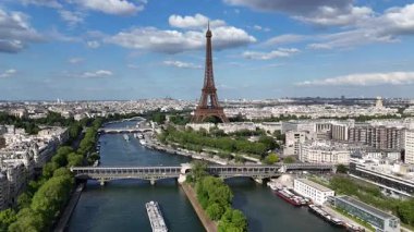 Fransa 'nın Paris Adası' ndaki Eyfel Kulesi. Şehir merkezindeki şehir manzarası. Seine River Skyline 'da. Fransa 'nın Paris Adası' ndaki Eyfel Kulesi. Eyfel Kulesi. Turizm Tarihi Yer. Paris Skyline