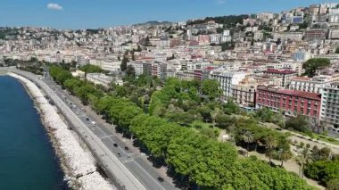 İtalya 'daki Napoli' deki Villa Comunale Parkı. Highrise Binaları Sahnesi. Şehir merkezindeki şehir manzarası. İtalya 'daki Napoli' deki Villa Comunale Parkı. Napoli Skyline. Bölge Havacılık Manzarası. İtalya Skyline.