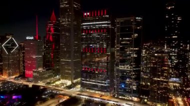 Chicago 'daki Night Skyline. Illinois, ABD' deki Chicago 'da. Highrise Binaları Peyzajı. Renkli Gece Şehri. Chicago Illinois Birleşik Devletleri 'nde. Çarpıcı şehir manzarası. Şehir Merkezi Manzarası.