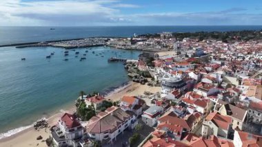 Cascais Skyline Lizbon 'un Cascais bölgesinde. Coastal City. Rıhtım manzarası. Plaj manzarası. Lizbon 'un Cascais Bölgesindeki Cascais Skyline.