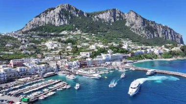 İtalya, Campania 'daki Napoli' deki Capri Adası. Coastal City. Capri Limanı manzarası. İtalya, Campania 'daki Napoli' deki Capri Adası. Plaj manzarası. Ortaçağ Binaları. Capri Skyline.