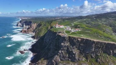 Lizbon 'un Sintra bölgesindeki Roca Cape Cliffs. Sahil Skyline. Doğa manzarası. Yaz Gezisi. Lizbon 'un Sintra bölgesindeki Roca Cape Cliffs. Tropikal Manzara.
