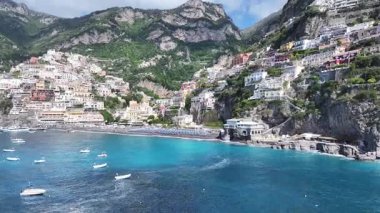 Salerno İtalya 'daki Positano' da Amalfi Sahili. Coastal City. Rıhtım manzarası. Salerno İtalya 'daki Positano' da Amalfi Sahili. Plaj manzarası. Ortaçağ Binaları. Amalfi Sahil Skyline.