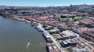 Porto Bölgesi Portekiz 'deki Gaia Rıhtımı. Sahil Kenti Peyzajı. Kültür Mirası. Eski Şehir Manzarası. Gaia Rıhtımı Portekiz 'de. Turizm Tarihi Yer.