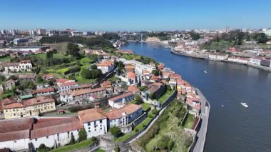 Porto Bölgesi Portekiz 'deki Gaia Rıhtımı. Sahil Kenti Peyzajı. Kültür Mirası. Eski Şehir Manzarası. Gaia Rıhtımı Portekiz 'de. Turizm Tarihi Yer.