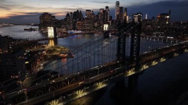 Manhattan Köprüsü New York 'ta. Şehir merkezinde aydınlandı. Sunset City Peyzajı. New York 'taki Manhattan Köprüsü. Brooklyn Köprüsü.