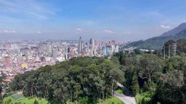 Cundinamarca Kolombiya 'daki Bogota' da Bogota Skyline. Şehir merkezindeki şehir manzarası. Kurumsal Binalar Arkaplanı. Bogota Cundinamarca Kolombiya 'da. High Rise Binaları. İş Bölgesi.