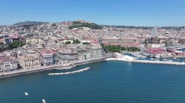 Napoli Skyline Campania İtalya 'da Napoli' de. Şehir merkezindeki şehir manzarası. Napoli Körfezi manzarası. Napoli Skyline Campania İtalya 'da. Güzel Skyline. Sahil şeridi manzarası. Plaj manzarası.