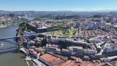 Porto Portekiz 'in Gaia bölgesindeki Morro Garden' da. Serra Do Pilar Manastırı. Eğlence Parkı Sahnesi. Tarihi Şehir Manzarası. Portekiz, Porto bölgesindeki Morro Garden 'da. Turizm Simgeleri.