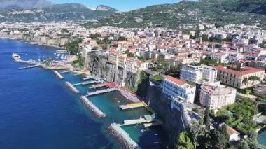 Sorrento Sahili, Napoli İtalya Sorrento. Coastal City. Rıhtım manzarası. Napoli İtalya 'daki Sorrento Plajı. Plaj manzarası. Ortaçağ Binaları. Sorrento Skyline. Amalfi Sahili.