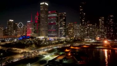 Chicago 'daki Night Skyline. Illinois, ABD' deki Chicago 'da. Highrise Binaları Peyzajı. Renkli Gece Şehri. Chicago Illinois Birleşik Devletleri 'nde. Çarpıcı şehir manzarası. Şehir Merkezi Manzarası.