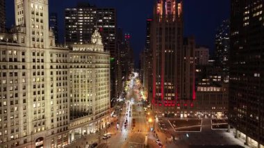 Chicago 'da Michigan Bulvarı, Illinois, ABD. Şehir merkezinde aydınlandı. Gece Şehir Manzarası. Chicago Illinois Birleşik Devletleri 'nde. Chicago Şehri Bölgesi. Şehir Skyline Sahnesi.