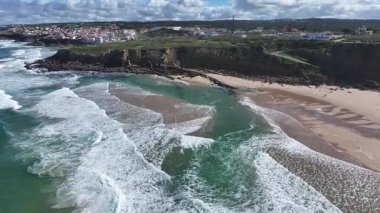 Lizbon 'un Sintra bölgesindeki Praia Grande Plajı. Sahil Skyline. Doğa manzarası. Yaz Gezisi. Lizbon 'un Sintra bölgesindeki Praia Grande Plajı. Tropikal Manzara.
