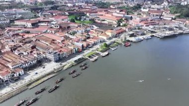 Porto Bölgesi Portekiz 'deki Gaia Rıhtımı. Sahil Kenti Peyzajı. Kültür Mirası. Eski Şehir Manzarası. Gaia Rıhtımı Portekiz 'de. Turizm Tarihi Yer.