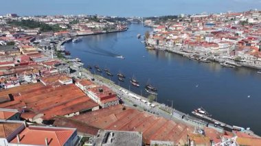 Porto Portekiz 'in Vila Nova De Gaia bölgesinde Gaia Skyline. Deniz Burnu Manzarası. Ribeira İskelesi. Sahil şeridi manzarası. Gaia Skyline, Portekiz 'deki Vila Nova De Gaia' da. Turizm Tarihi Yer.