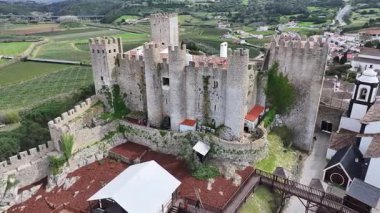 Portekiz 'in Leiria bölgesindeki Obidos Şatosu' nda. Tarihi Köy. Ortaçağ Kalesi. Göz kamaştırıcı manzara. Portekiz 'in Leiria bölgesindeki Obidos Şatosu' nda. Eski Şehir Manzarası.